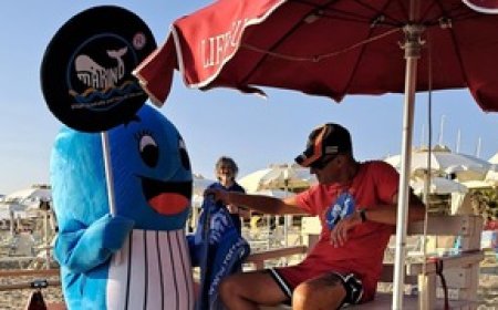 A Punta Ala bagnini e turisti testimonial della campagna «Stop Food Oils and Fats in the Sea» in difesa dell'Arcipelago Toscano