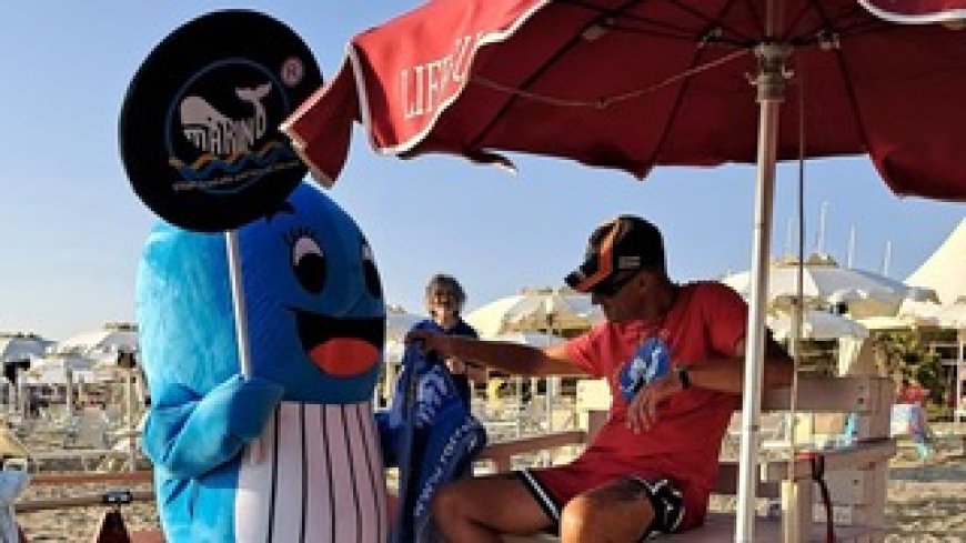 A Punta Ala bagnini e turisti testimonial della campagna «Stop Food Oils and Fats in the Sea» in difesa dell'Arcipelago Toscano
