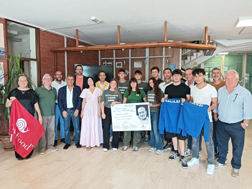 All'Alberghiero di Alassio presentato l'asparago violetto, la cipolla belendina e la figura dell'indimenticabile Carlo Petrini