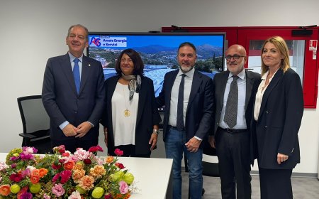 Visita del sottosegretario all'Agricoltura Patrizio La Pietra al Mercato dei Fiori di Sanremo