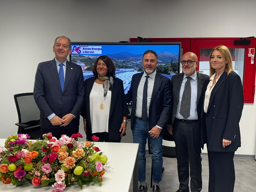 Visita del sottosegretario all'Agricoltura Patrizio La Pietra al Mercato dei Fiori di Sanremo